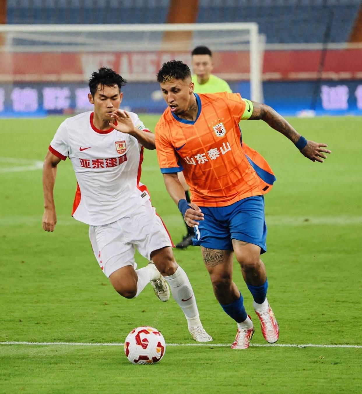 山东泰山训练开放日，今晚队长鼓劲引欢呼，荷甲在即，细节决定成败-爱游戏官网网页版入口